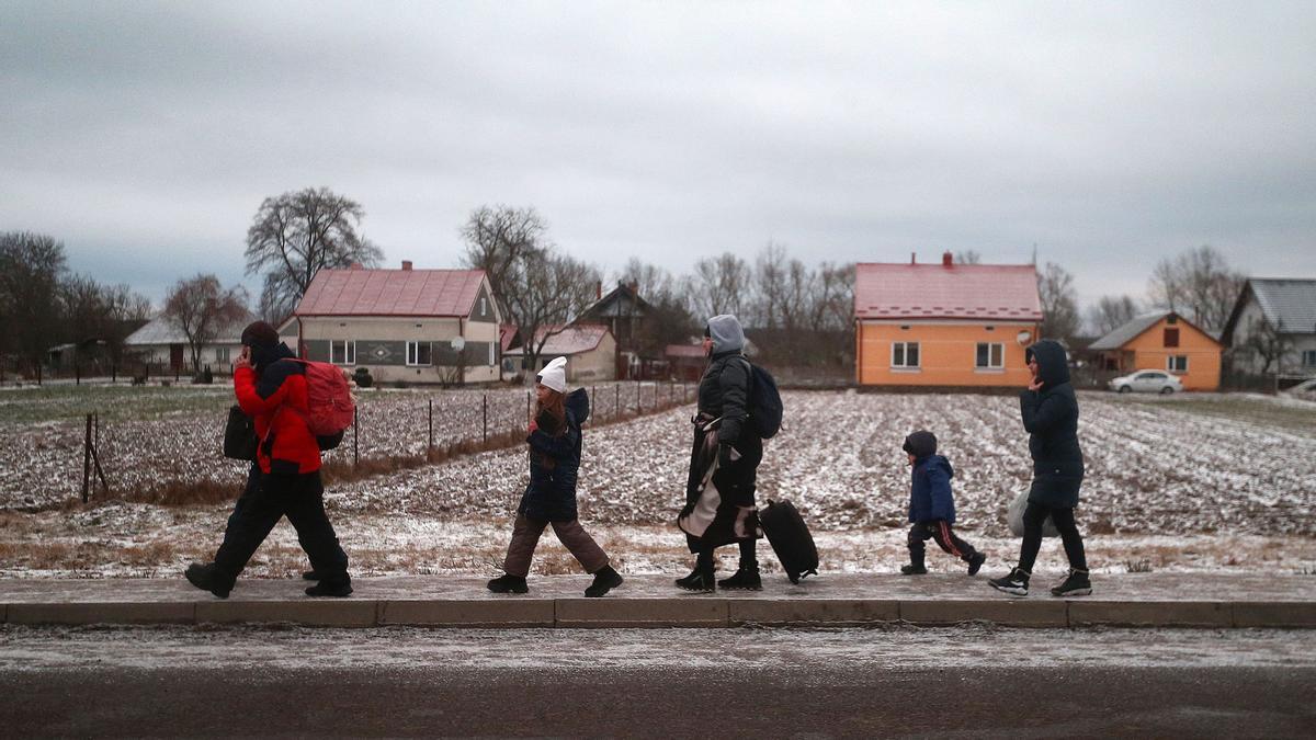Ciudadanos ucranianos huyen de la guerra de su país, por el paso fonterizo de Korczowa