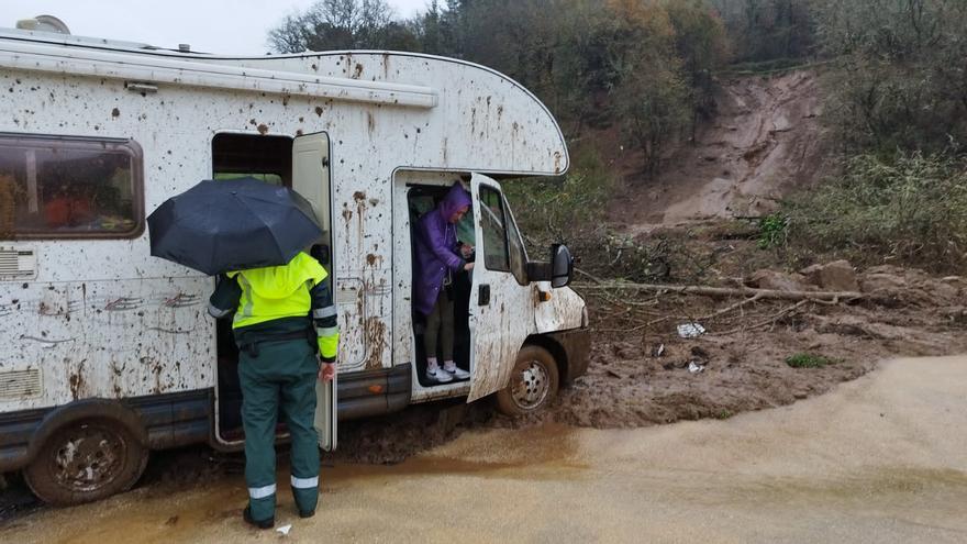 El desprendimiento de un talud en la carretera de Reza sepulta la vía y se lleva por delante una caravana