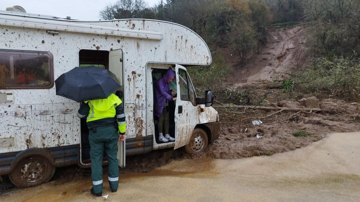 Así quedó la caravana que se vio afectada por un desprendimiento de tierra en Ourense