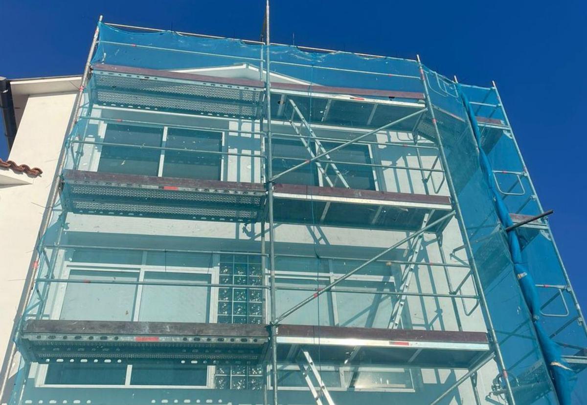 La fachada, cubierta con los andamios. | FdV