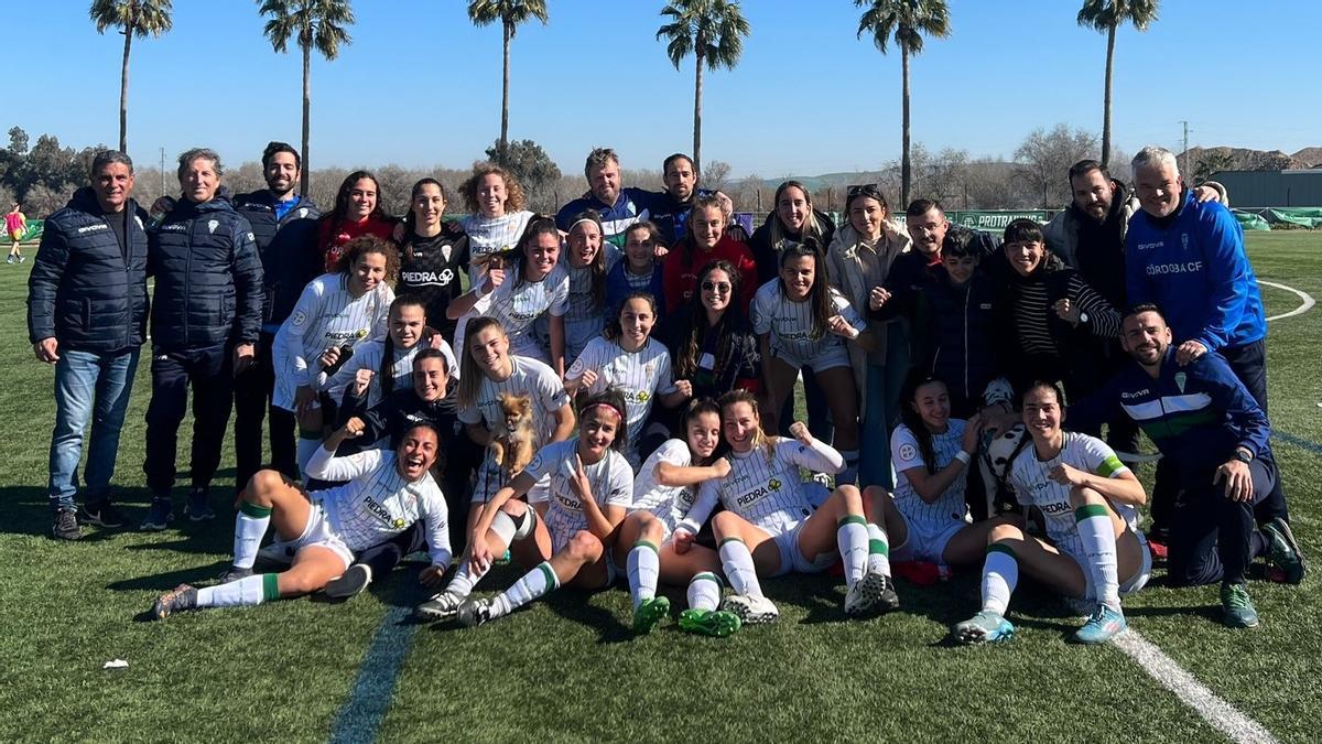 Las futbolistas y cuerpo técnico del Córdoba CF Femenino celebran el triunfo ante el Juan Grande.