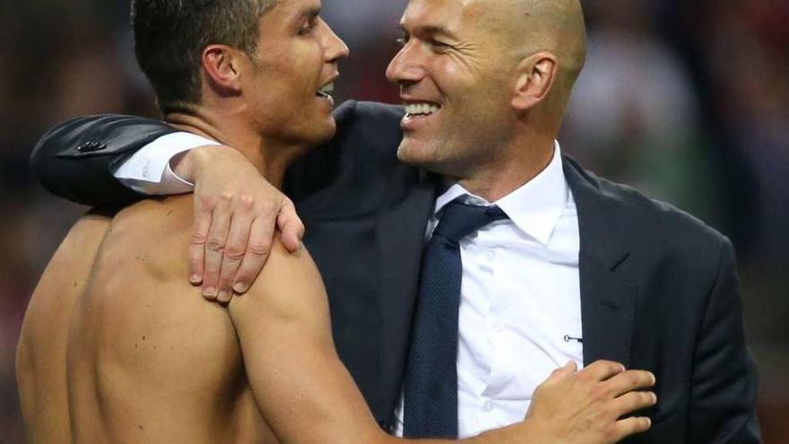 Cristiano se abraza con Zidane tras ganar la Champios.