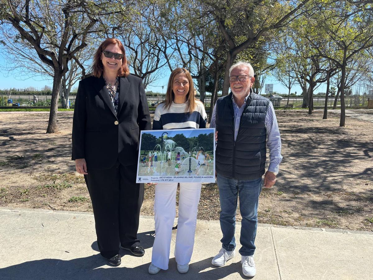 La alcaldesa de Almassora, María Tormo, ha presentado el primer parque con juegos acuáticos con el que contará la localidad en los próximos meses.