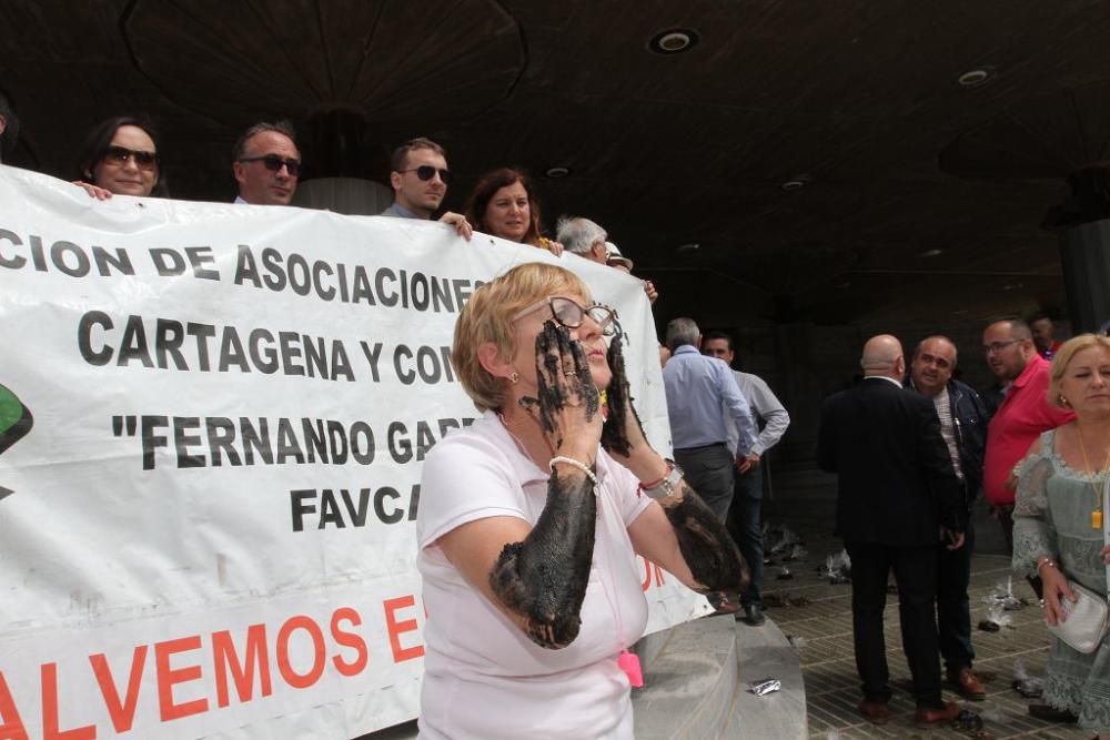 Protesta de vecinos del Mar Menor en la Asamblea