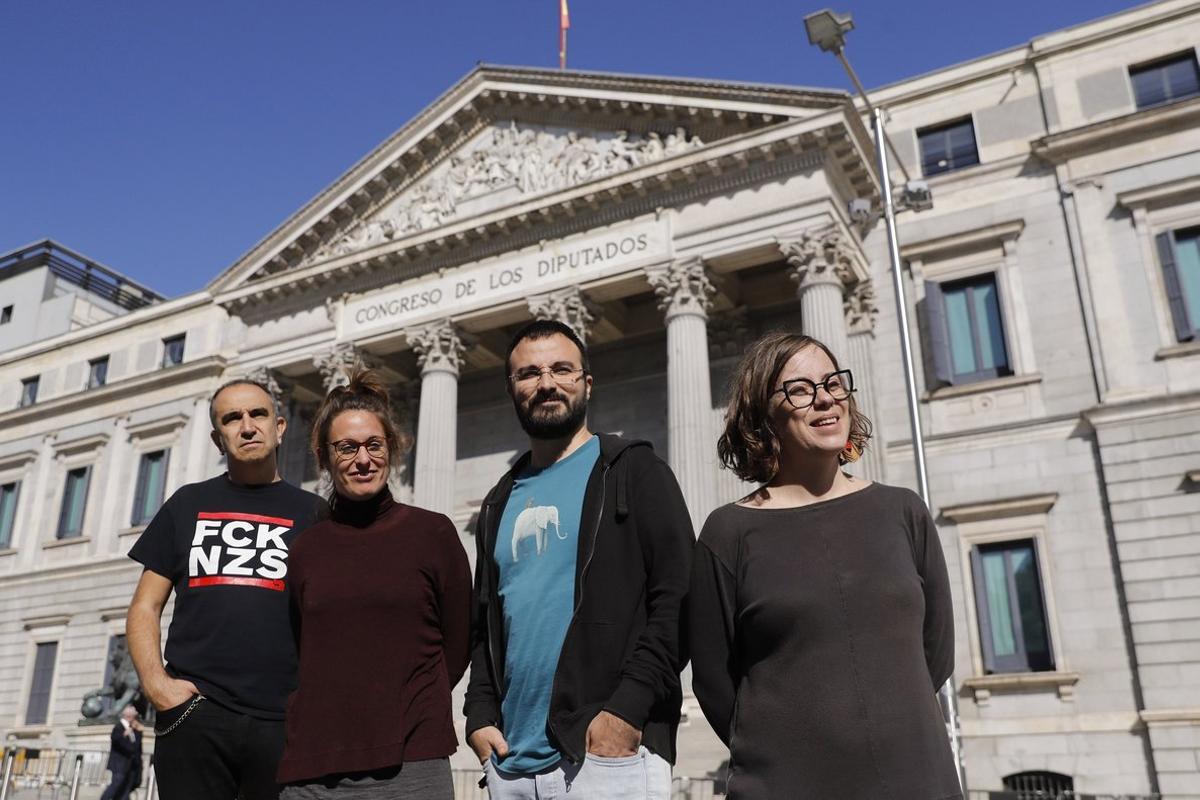 GRAF8116. MADRID, 28/10/2019.- Los miembros de la CUP de izquierda a derecha: Francesc Gabarrell , Mireia Vehí, Albert Botran y Eulàlia Reguant posan frente al Congreso de los Diputados durante la presentación del programa electoral de la formación catalana en Madrid este lunes. EFE/Juan Carlos Hidalgo