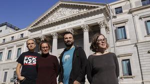 GRAF8116. MADRID, 28/10/2019.- Los miembros de la CUP de izquierda a derecha: Francesc Gabarrell , Mireia Vehí, Albert Botran y Eulàlia Reguant posan frente al Congreso de los Diputados durante la presentación del programa electoral de la formación catalana en Madrid este lunes. EFE/Juan Carlos Hidalgo