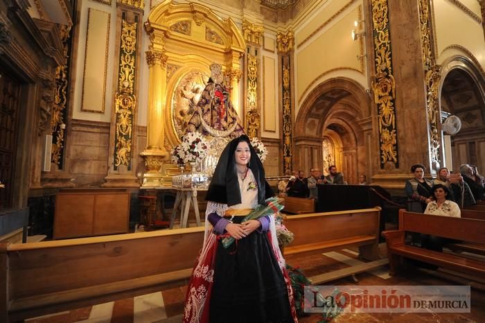 Ofrenda floral a la Virgen de las candidatas a Reina de la Huerta