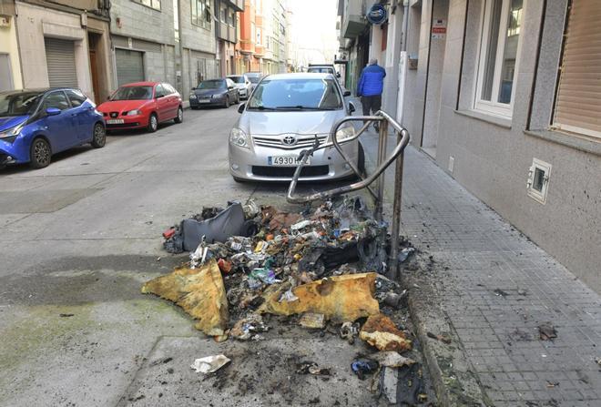 La policía investiga el incendio de seis contenedores en A Coruña de madrugada
