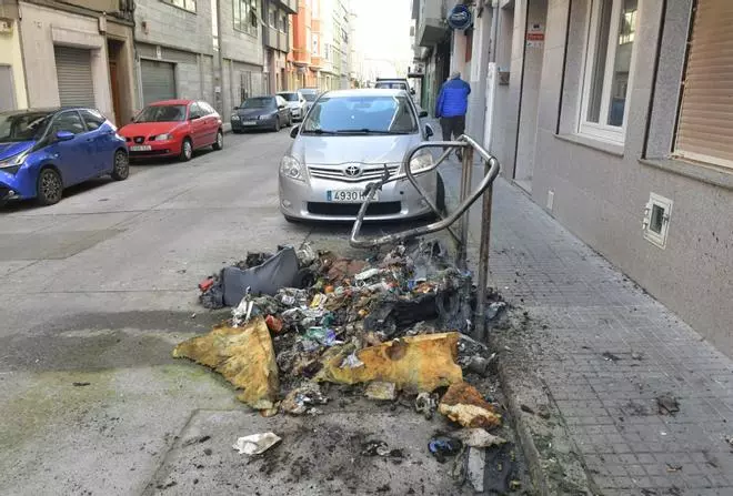La policía investiga el incendio de seis contenedores en A Coruña de madrugada