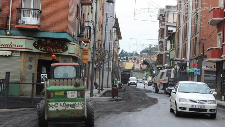 Nuevo asfaltado en varias calles del casco urbano de la villa candasina