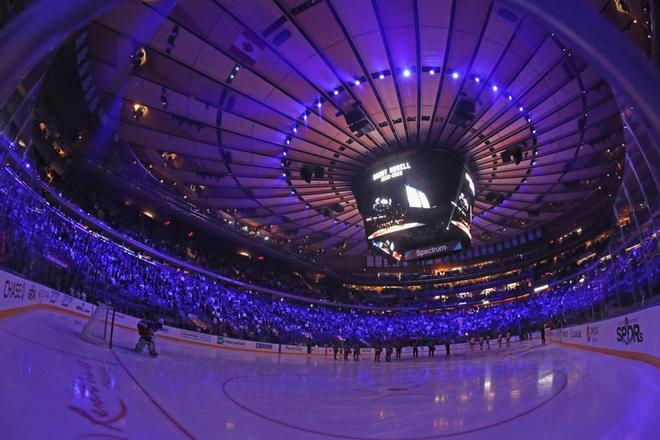 Los New York Rangers y los Detroit Red Wings guardan un momento de silencio para Harry Howell antes de su partido en el Madison Square Garden.