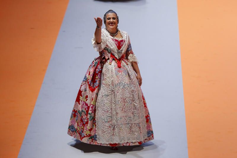 Desfile de las candidatas a la corte de honor 2020