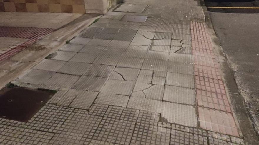 La asociación de vecinos de la Avenida de Santiago denuncia el mal estado de las aceras