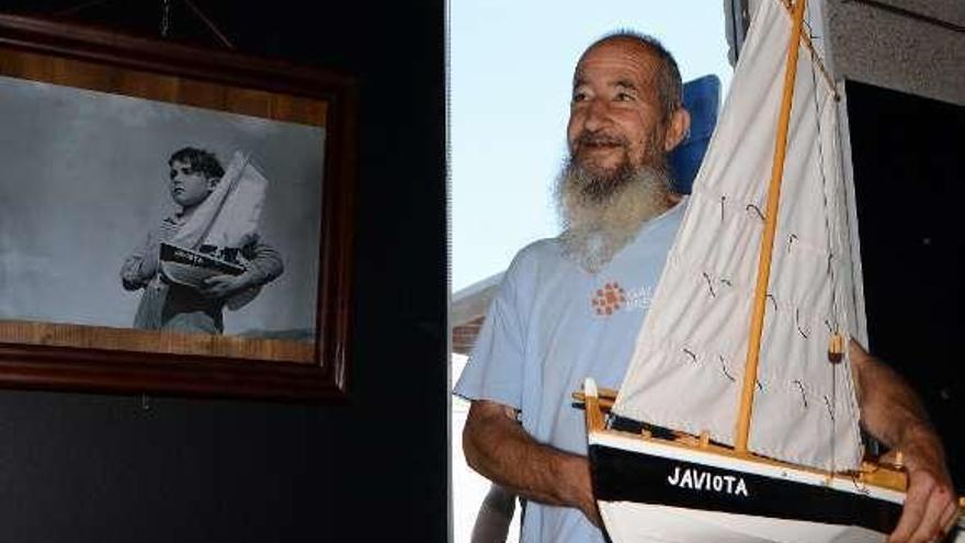 Víctor Domínguez, con una de sus maquetas, recrea la famosa foto de José Suárez, al fondo. // Gonzalo Núñez