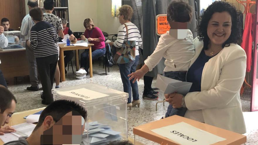 La ganadora de las elecciones Laura Estevan votando con su hijo
