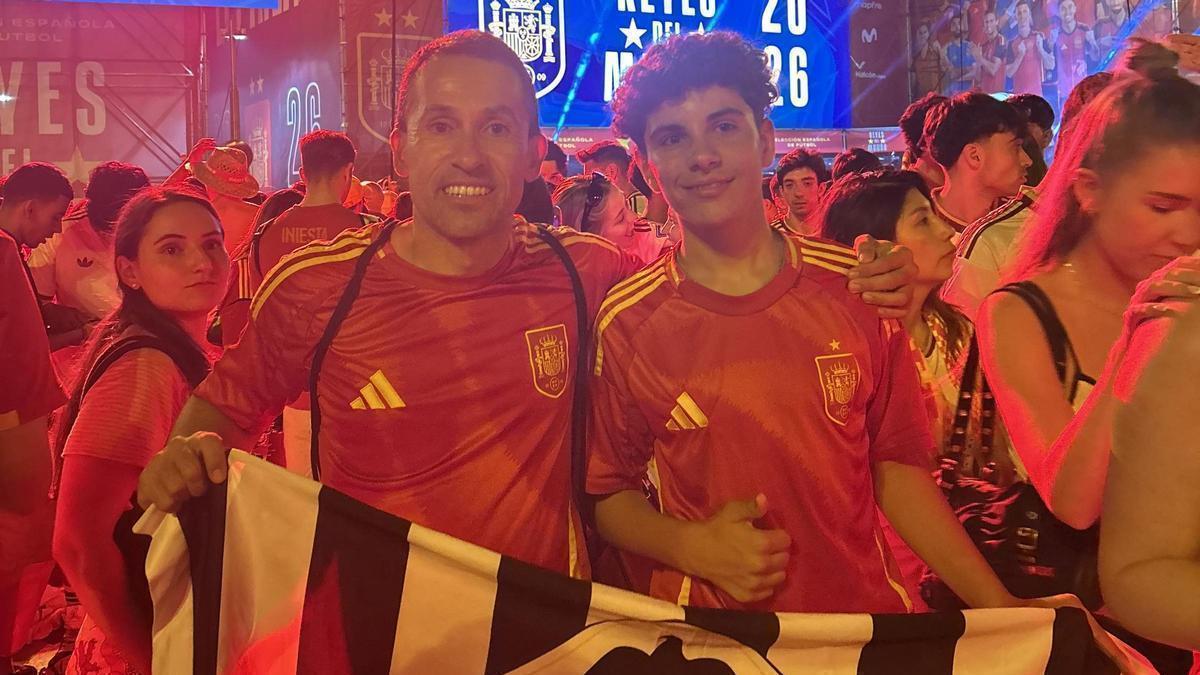 CD Castellón Dos aficionados ‘orelluts’ llevan al CD Castellón a la fiesta del Mundial en Madrid