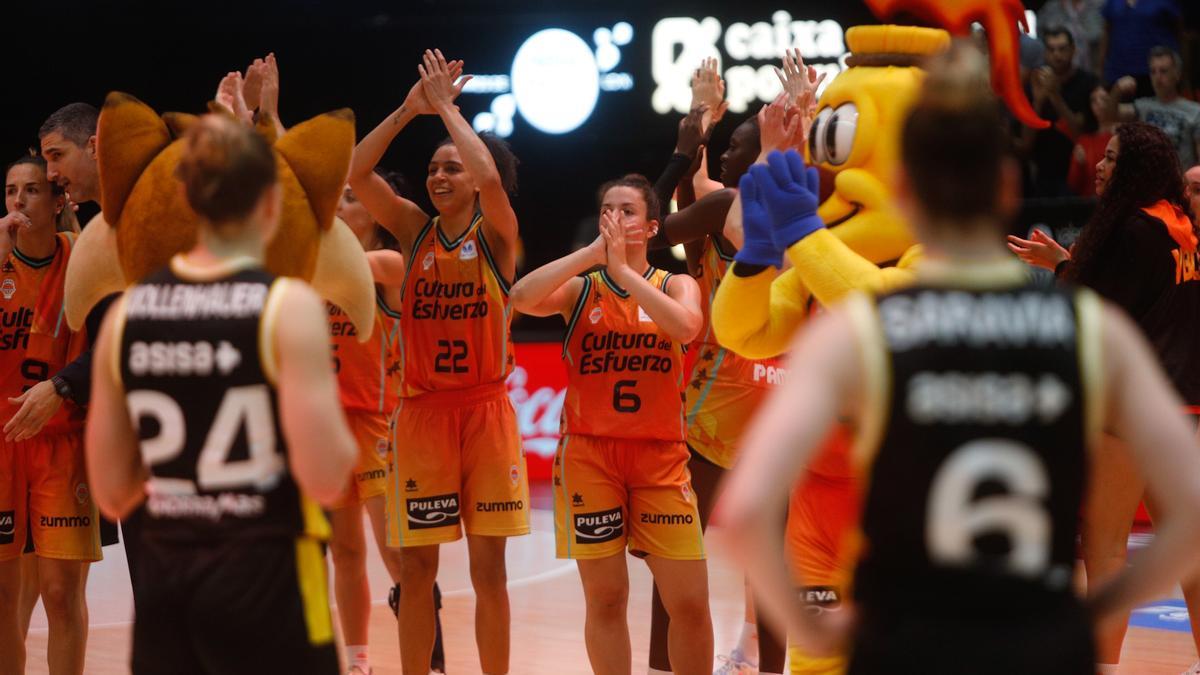 Las jugadoras del Valencia Basket celebran el pase a las semifinales de la Liga Femenina