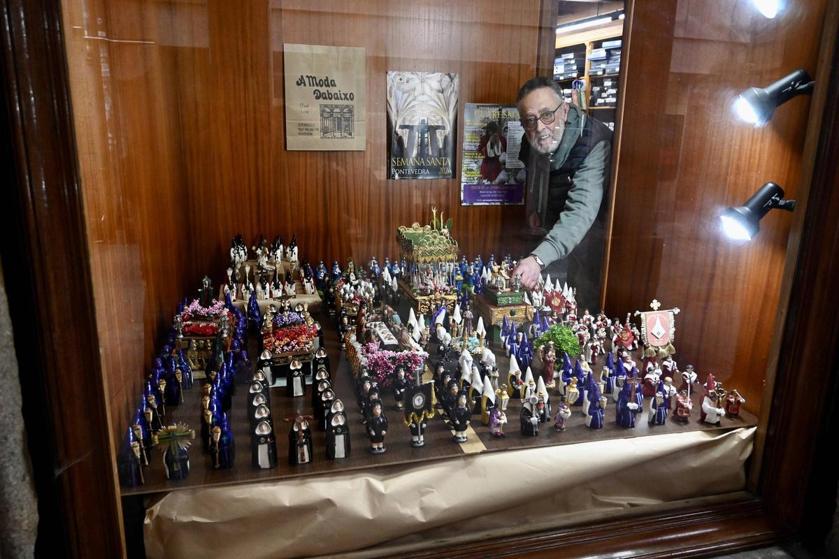 El escaparate de La Moda Dabaixo expone por segundo año las figurillas del artesano Paco Luis López.
