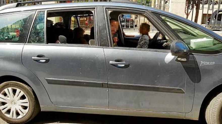 Rescatan a tres menores que estaban solos dentro de un coche en Alicante