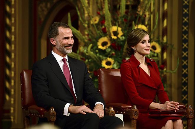 Letizia Ortiz y el rey Felipe V en el parlamento británico