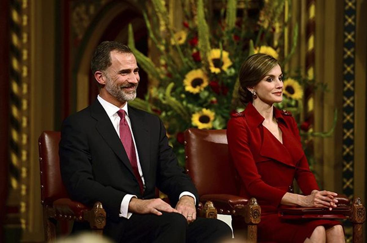 Letizia Ortiz y el rey Felipe V en el parlamento británico