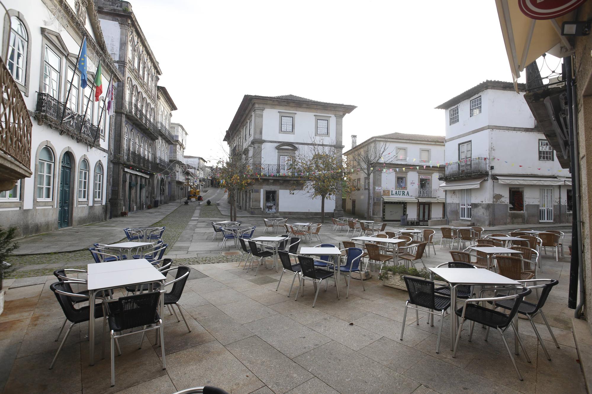 La zona vieja de Valença do Minho desierta.