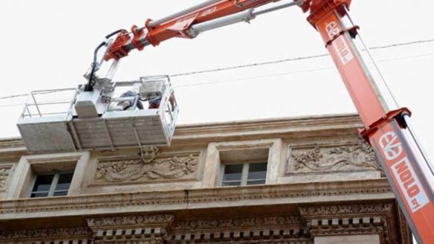 Se caen dos fragmentos de una cornisa de la Fontana de Trevi