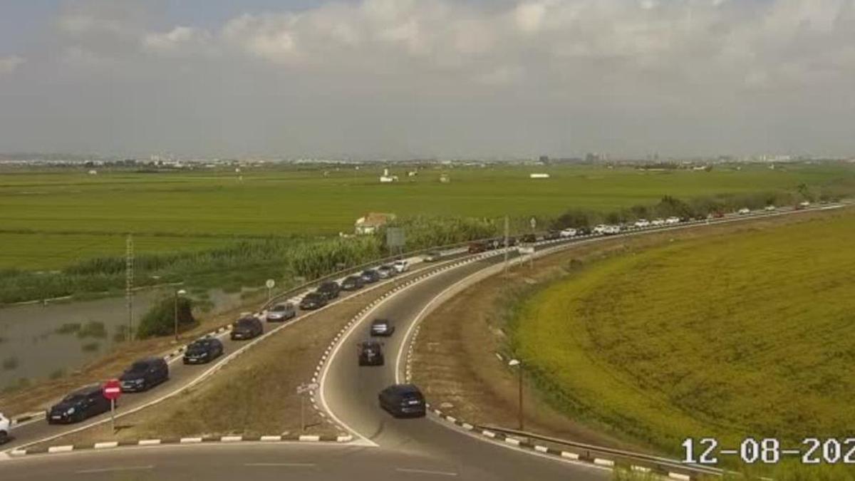 Una imagen de la carretera de acceso al Saler, durante la mañana del eclipse.