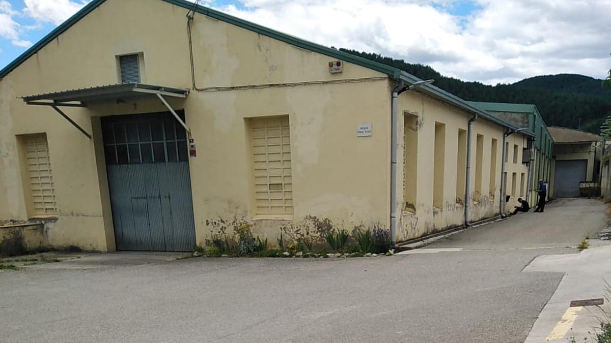 Pla general de l&#039;exterior de la nau municipal de Gombrèn (Ripollès) on hi treballa una empresa tèxtil en una imatge publicada el 15 de juliol del 2021. (Horitzontal)