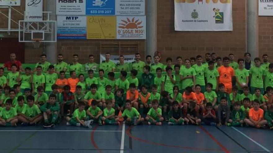 La plantilla del Palma Futsal compartió varias horas con un centenar de jóvenes de la localidad de Capdepera.