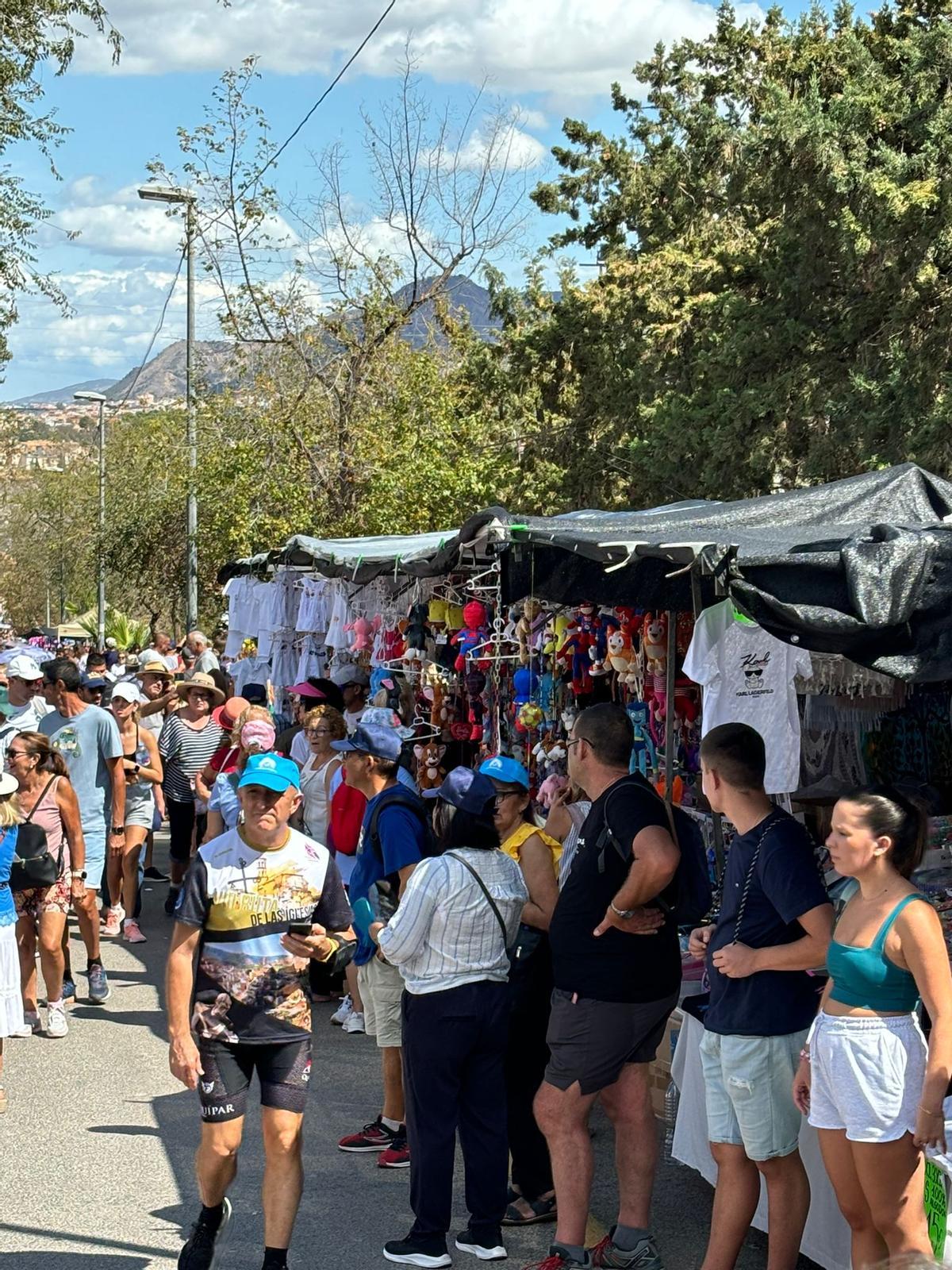 En la carretera de Nuestra Señora de la Fuensanta han montado un mercadillo.