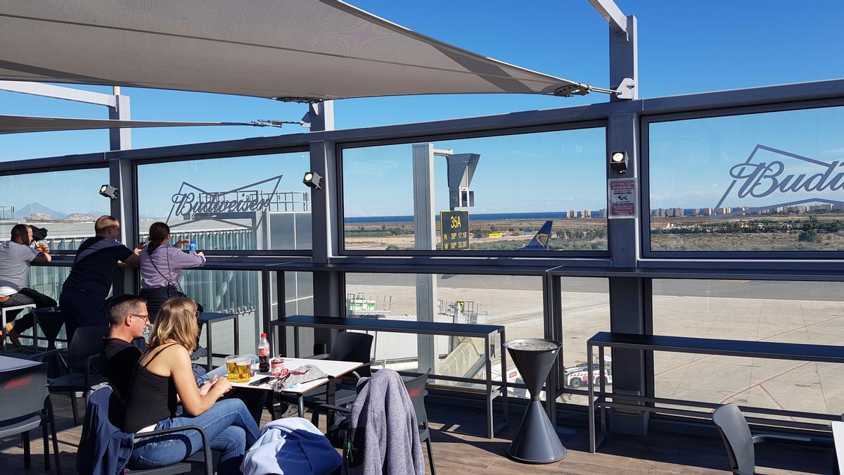 Pasajeros en una terraza al aire libre que inauguró Aena en el aeropuerto