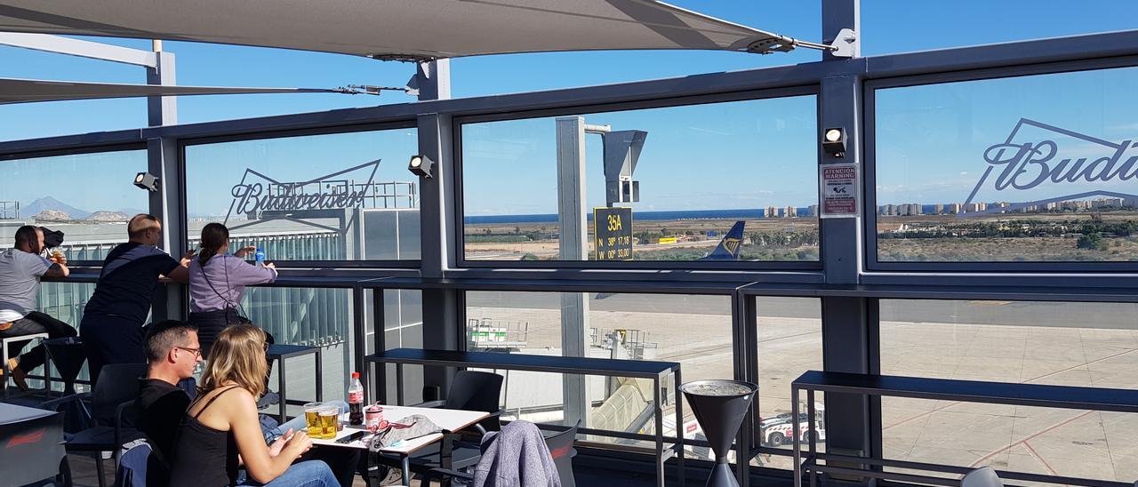 Pasajeros este jueves en la nueva terraza al aire libre que ha inaugurado Aena en el aeropuerto