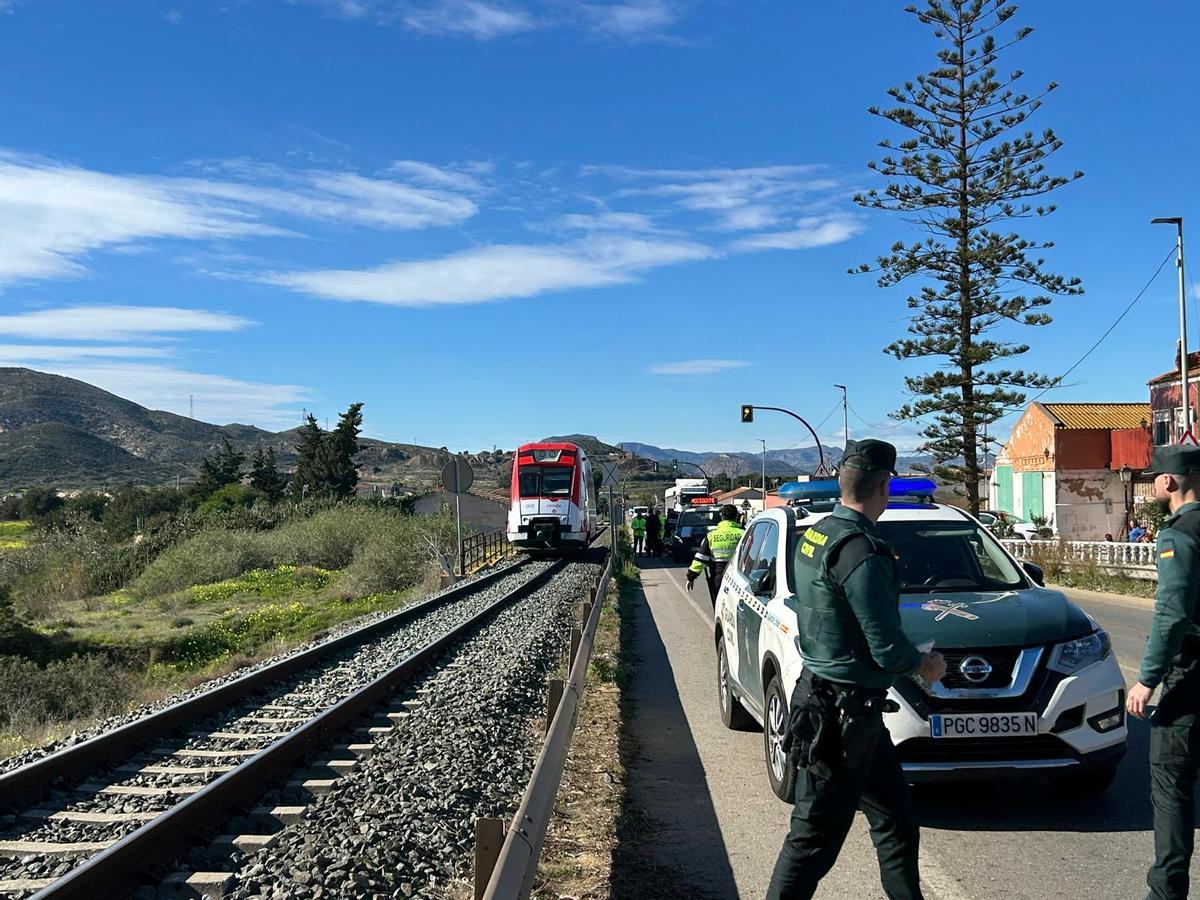 Guardia Civil y servicios de emergencias en el lugar del accidente.
