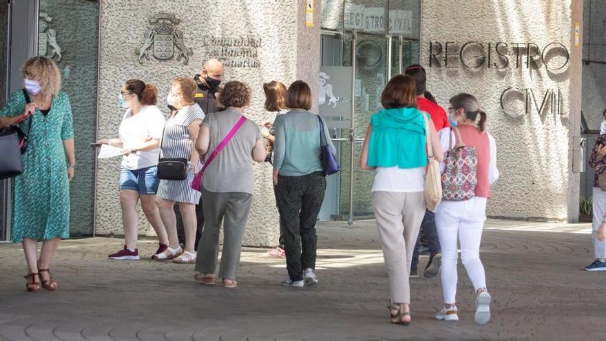 Varias personas con mascarilla en la Ciudad de la Justicia de las Palmas.