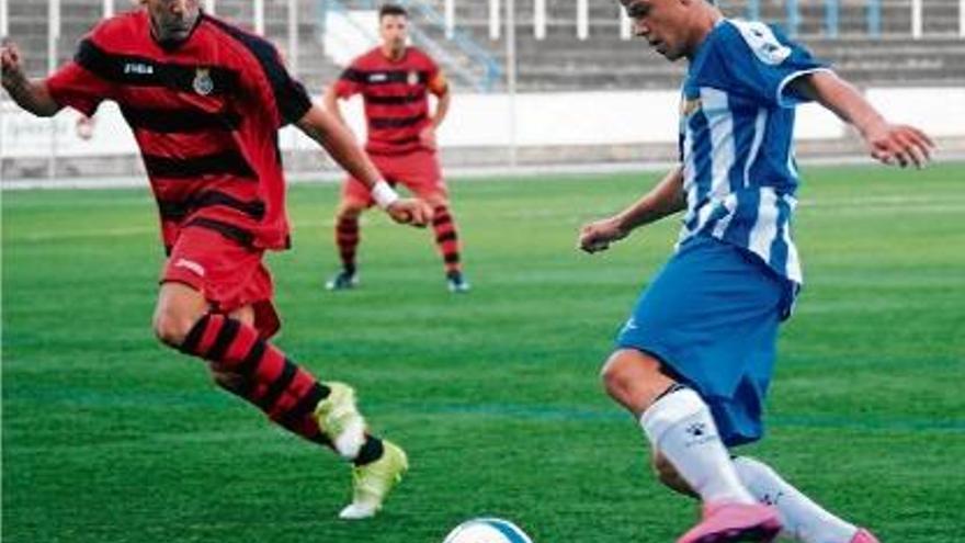 Una acció del partit que ahir van disputar el Figueres i el Cerdanyola a Vilatenim.