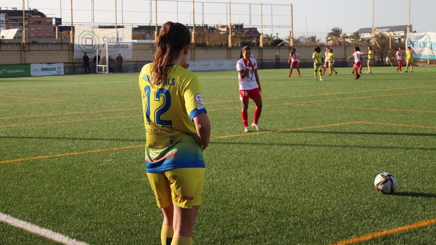 Una jugadora de La Solana se dispone a lanzar una falta durante el partido ante el Santa Teresa.