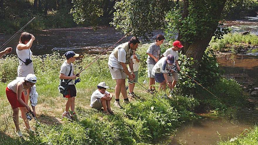 Una actividad de pesca para niños en Leiro. |  // IÑAKI OSORIO