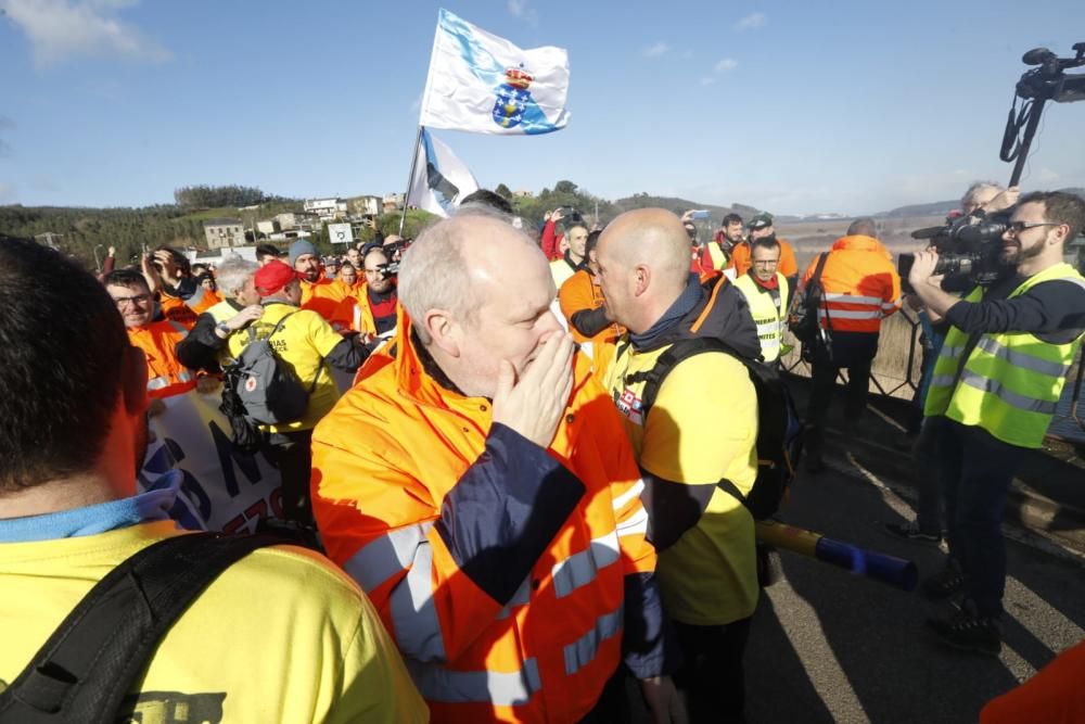 Los trabajadores de Alcoa de Asturias y Galicia se concentran en Vegadeo
