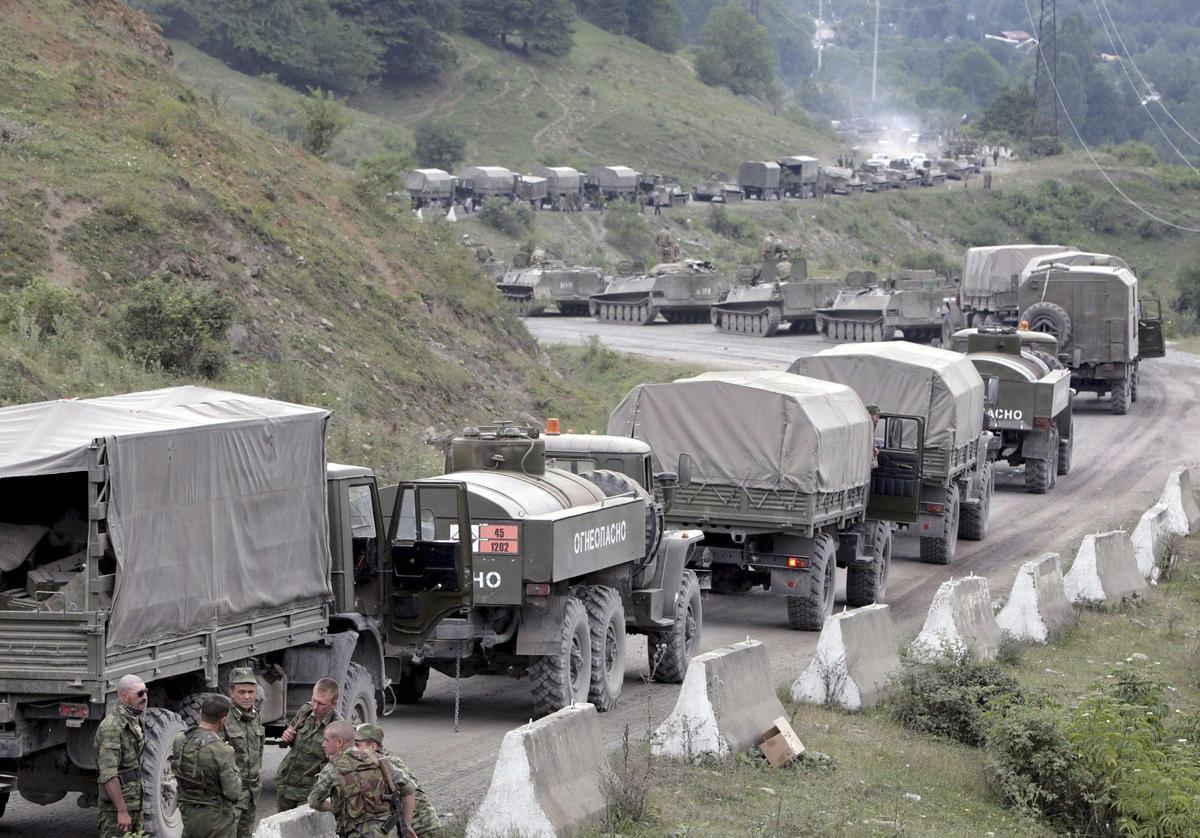 Foto de un convoy de tropas rusas dirigiéndose a Georgia durante la invasión de 2008