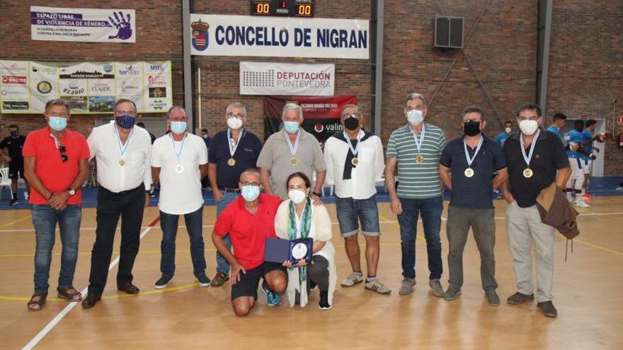 El alcalde de Nigrán, Juan González, con Cristina Fernández y los jugadores del Dunas.