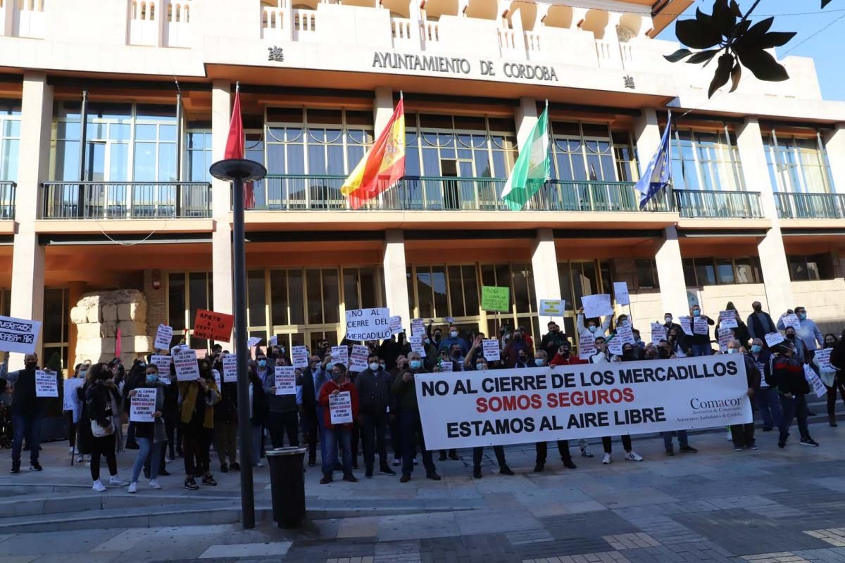 El comercio ambulante protesta ante el Ayuntamiento por el cierre de los mercadillos