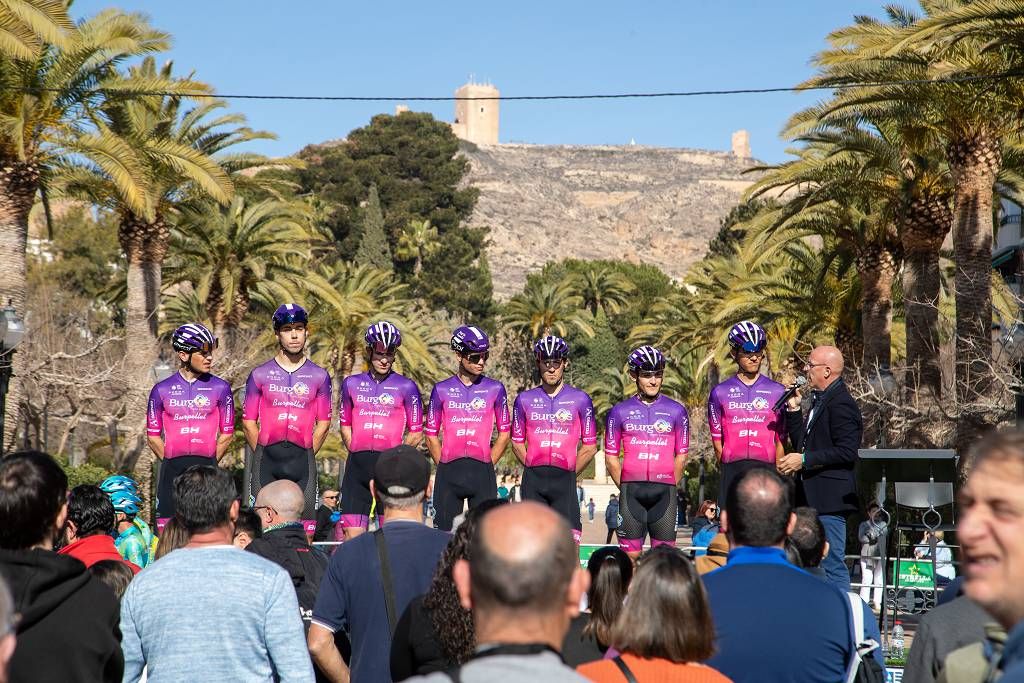 Vuelta Ciclista a Murcia: imágenes de la salida en Jumilla