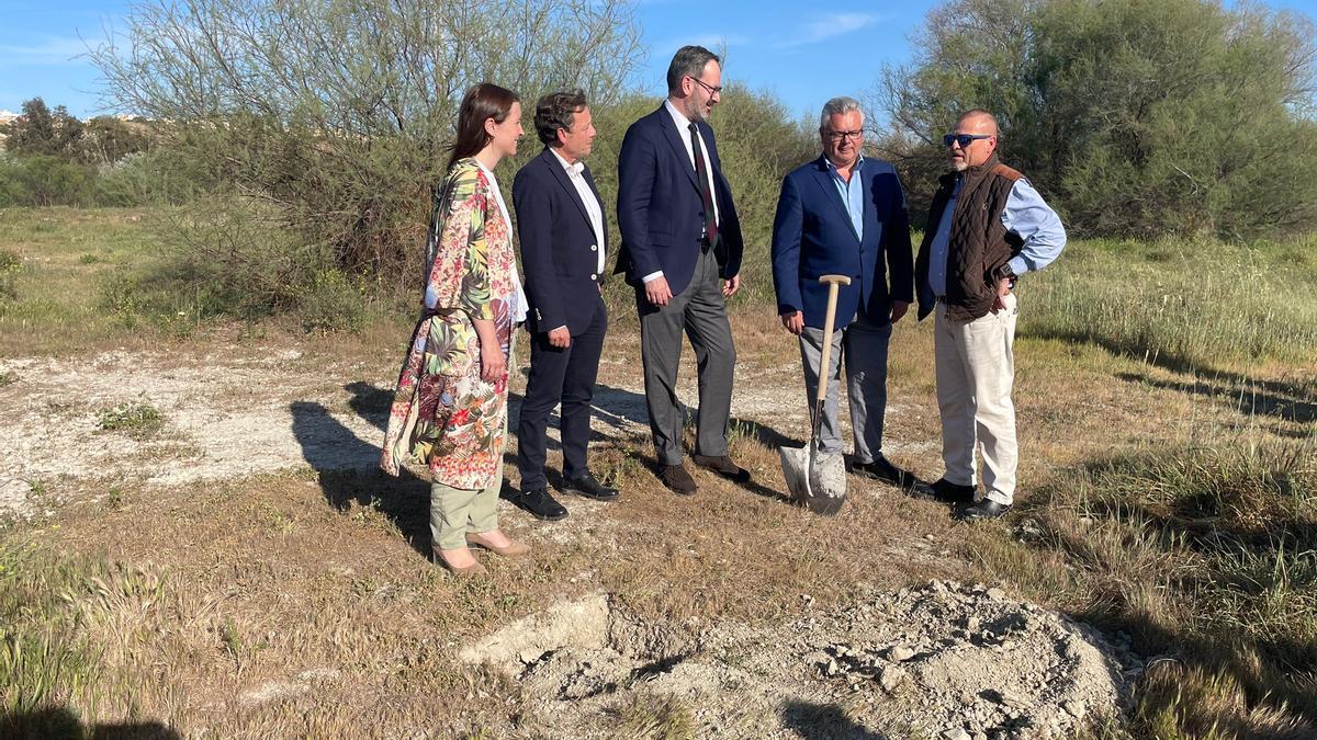 Visita de autoridades a la zona de Los LLanos del Cristo en Puente Genil.