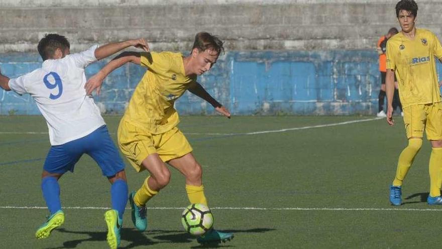 Un momento del partido en el campo de As Cachizas. // Noé Parga