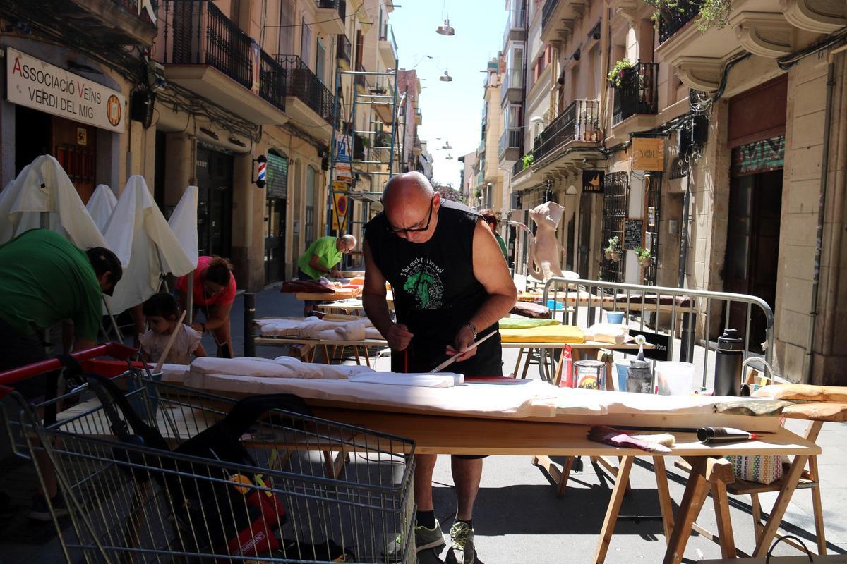 Un vecino trabajando en la calle Verdi