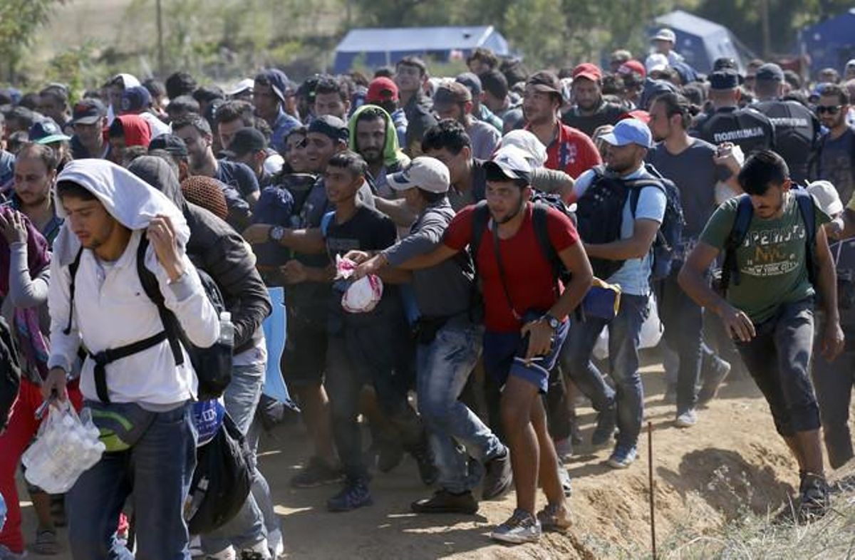 Desenes d’immigrants travessen a Sèrbia des de Macedònia.