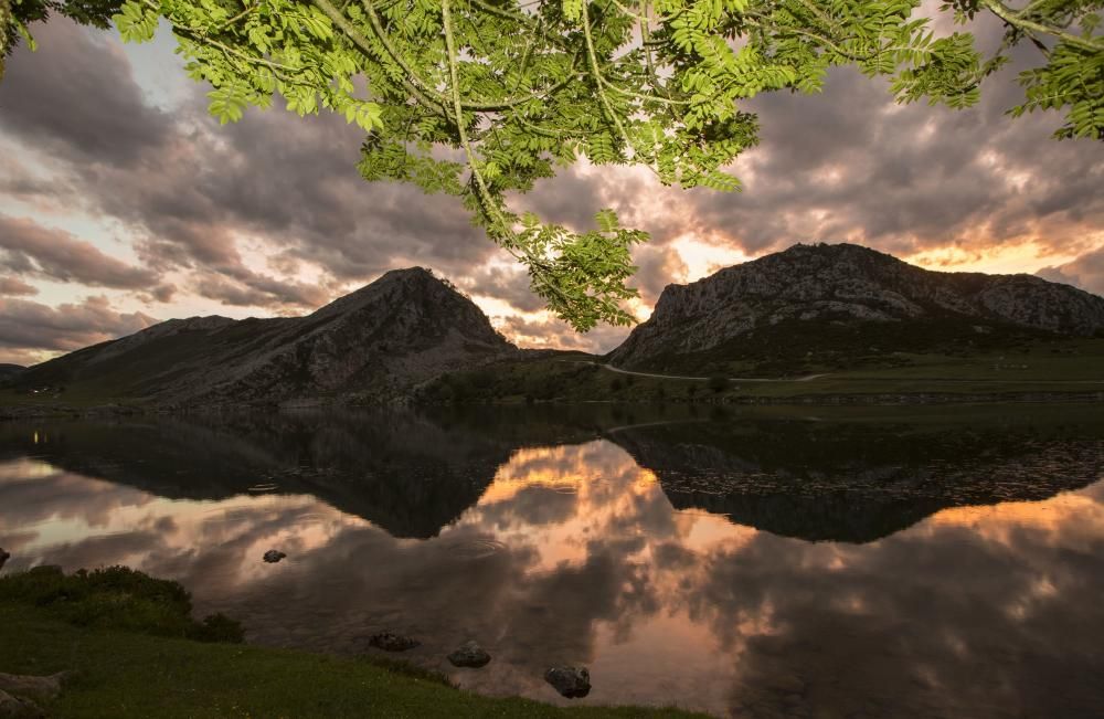 Atardecer en el lago Enol, en Covadonga.