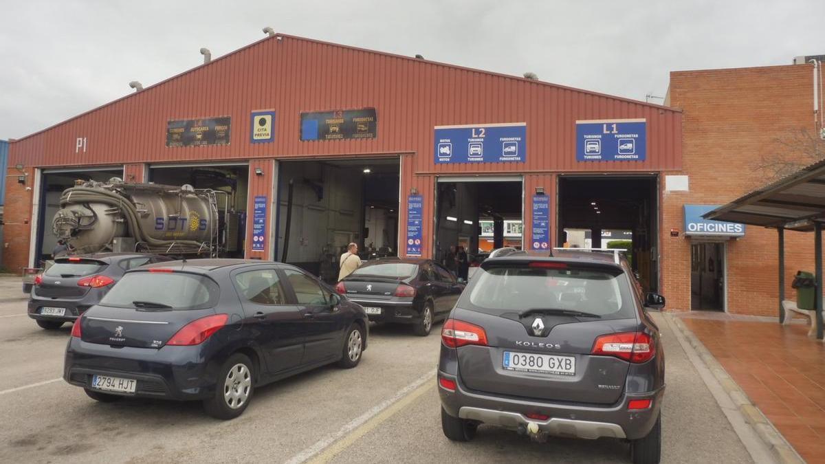 Colas para pasar la ITV en la estación de Gandia, en una imagen de mediados de junio.