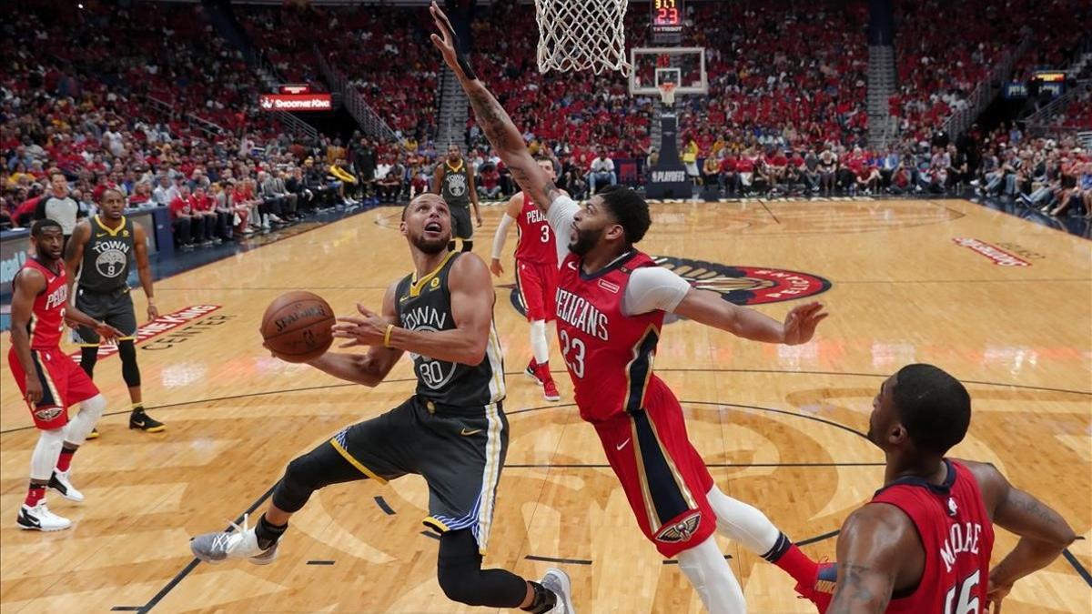 Curry intenta una entrada a canasta defendido por Anthony Davis